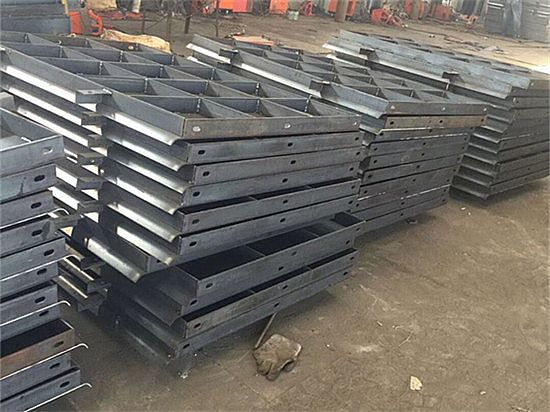 防撞墻模具與防撞護(hù)欄模具對(duì)比