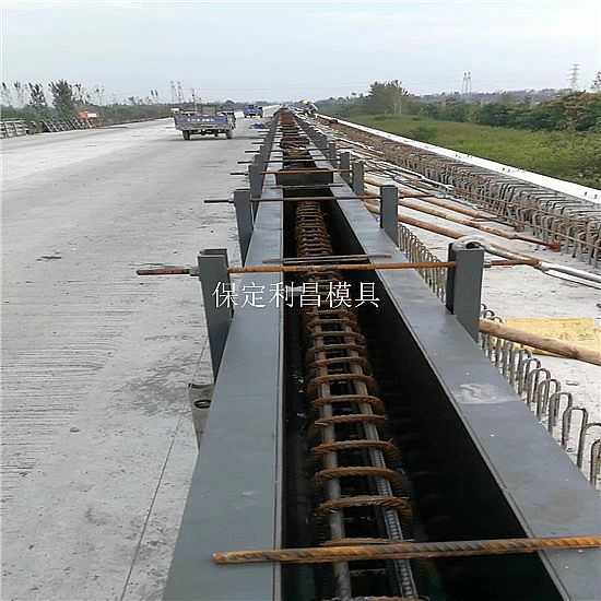 現(xiàn)澆防撞護(hù)欄模具