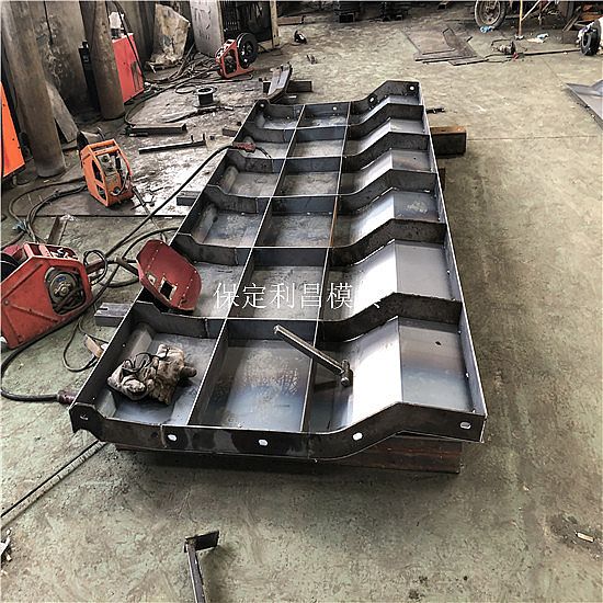 防撞護(hù)欄鋼模板