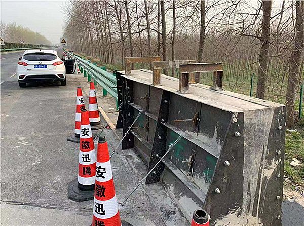 混凝土護(hù)欄模具_(dá)卓億案例