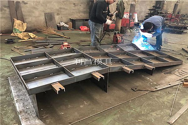 防撞護欄過渡段模具