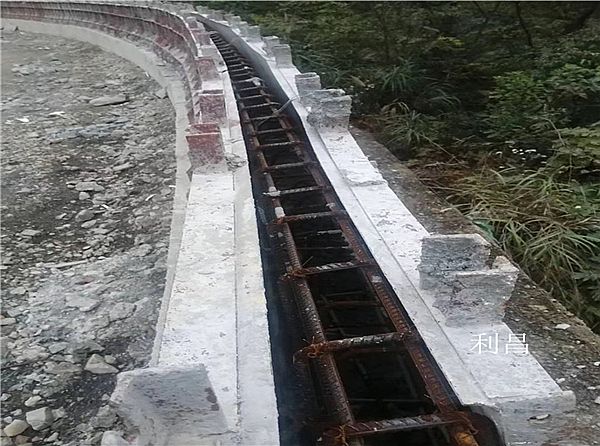 公路防撞護(hù)欄模板