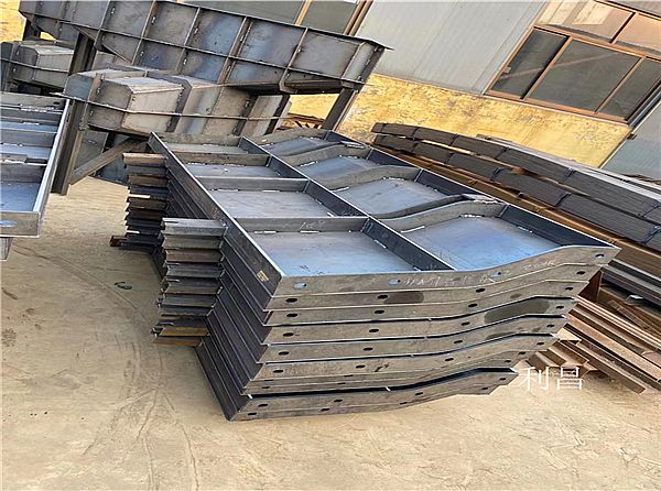 公路防撞護(hù)欄鋼模板