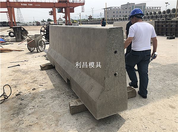 中央分隔帶護欄模具