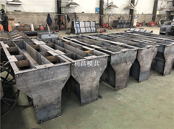 中央分隔帶護欄模具