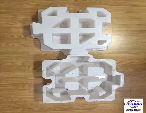 自嵌式護(hù)坡模具