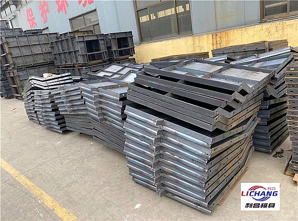 現(xiàn)澆防撞護(hù)欄模板