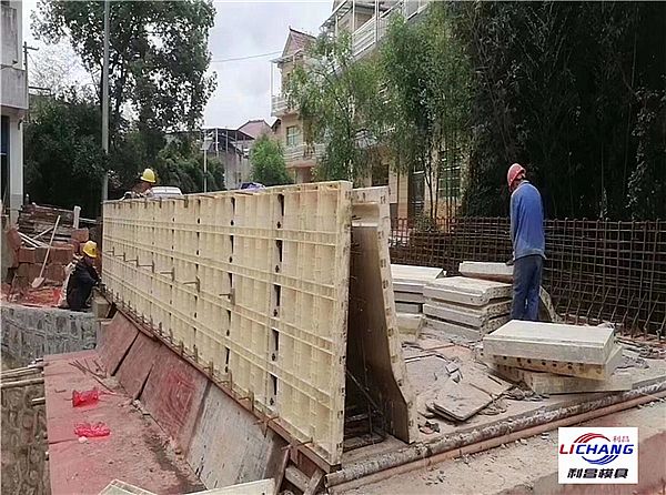 現(xiàn)澆護欄模具