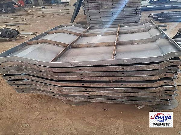 現(xiàn)澆護欄模板