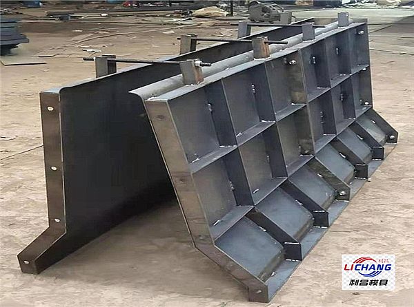 現(xiàn)澆護欄模板