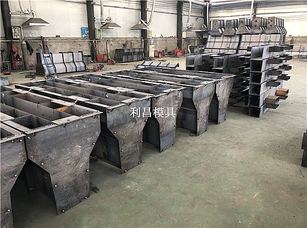 公路隔離墩模板如何生產(chǎn)的呢?