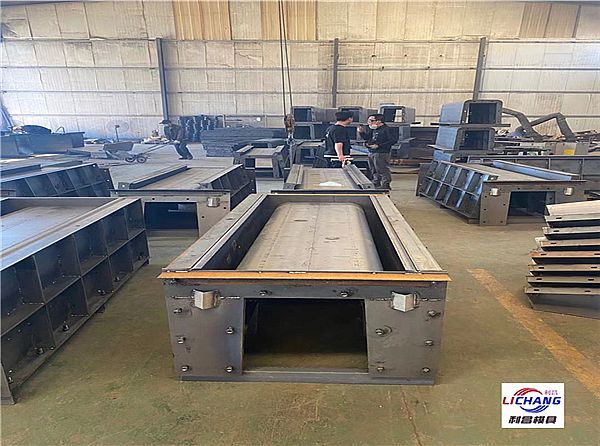 預(yù)制流水槽模具介紹及及圖片