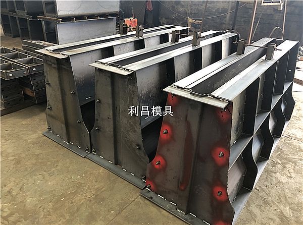 中央隔離墩模具 這些知識(shí)需要了解！